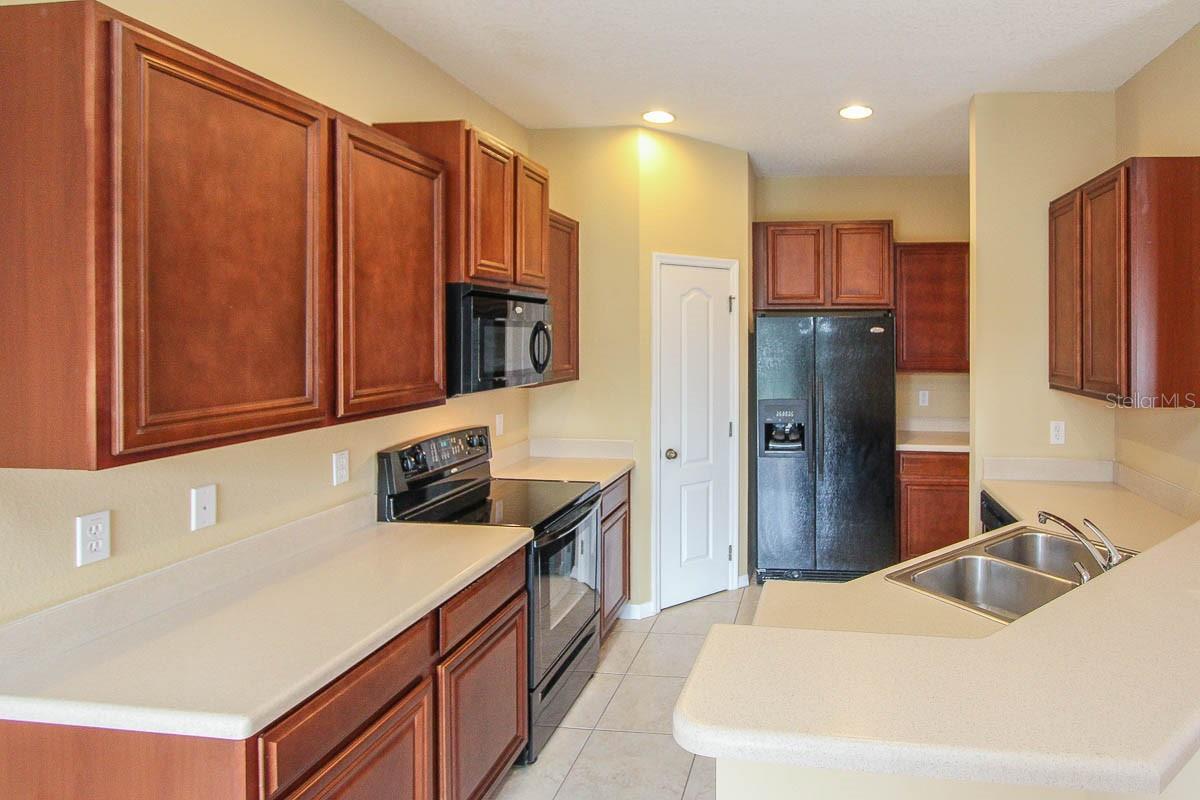 16515 KINGLETRIDGE AVE — photo 3