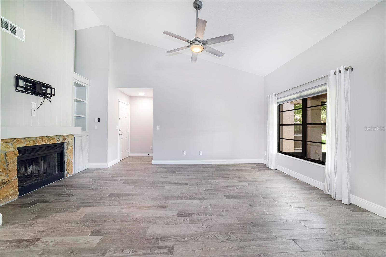 3430 HILLMOOR DR — photo 4
