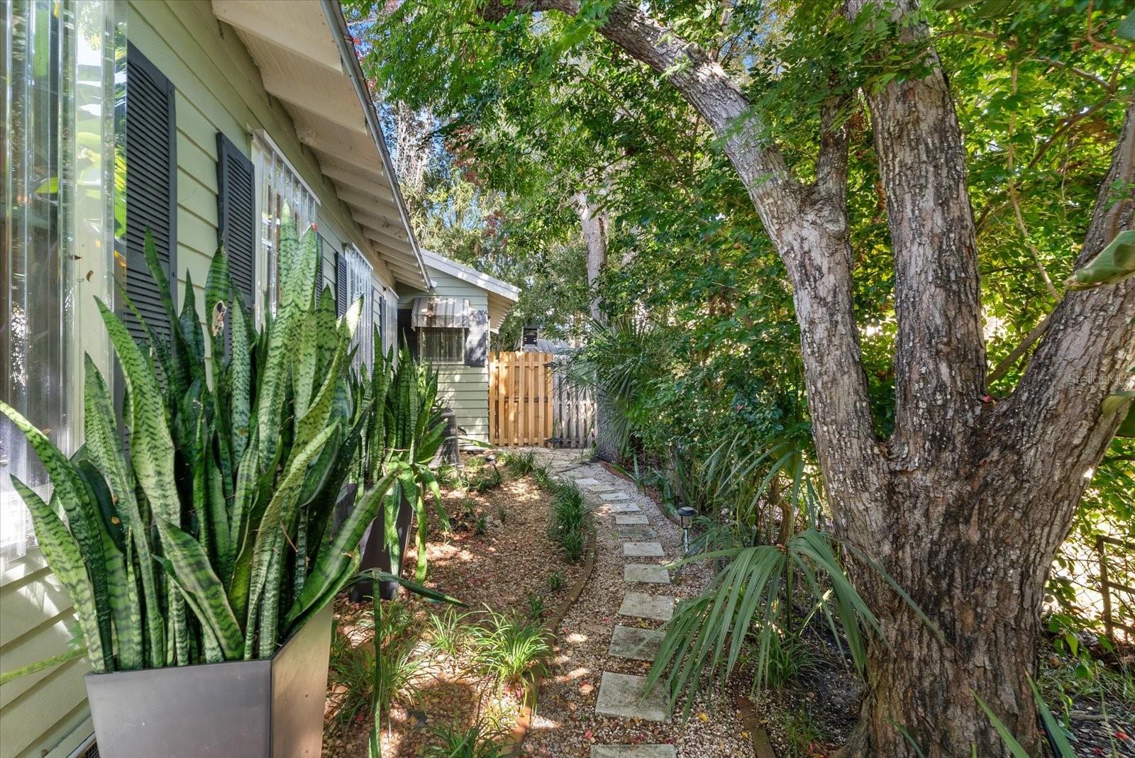 1777 ALTA VISTA ST — photo 38