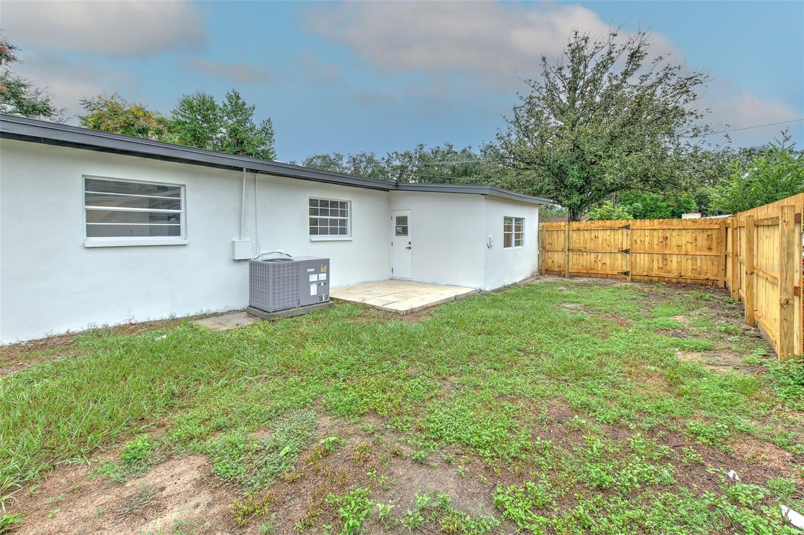 507 SUTTON PL — photo 32