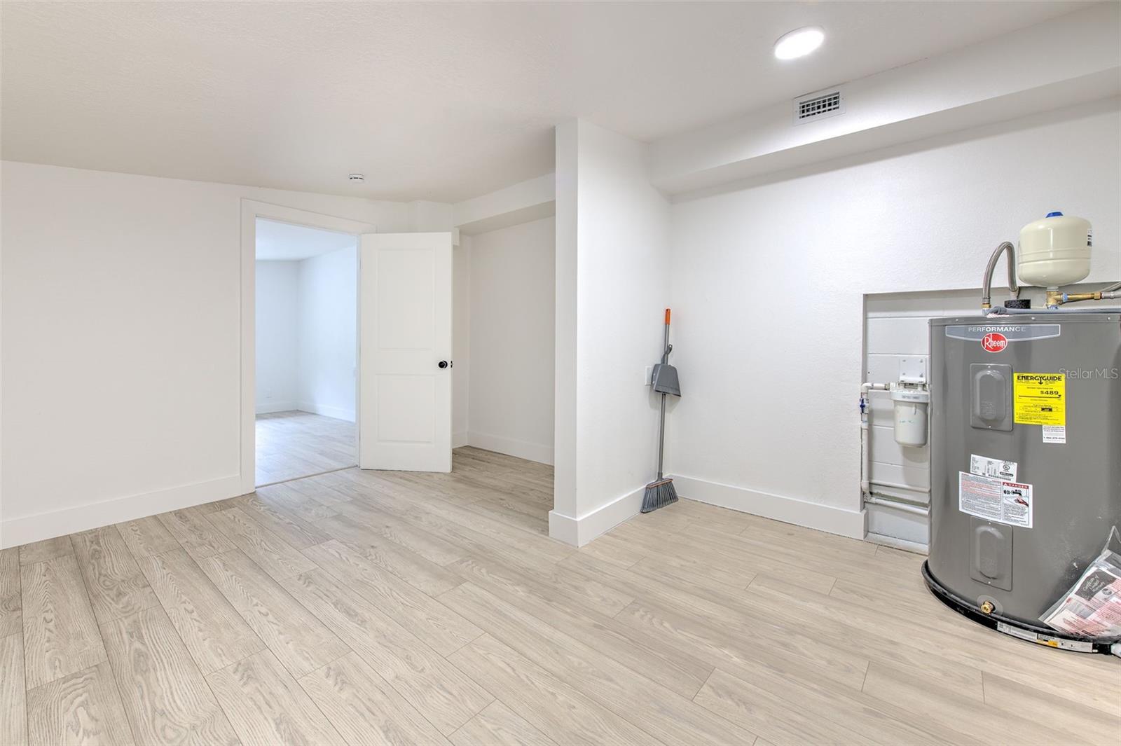 507 SUTTON PL — photo 24