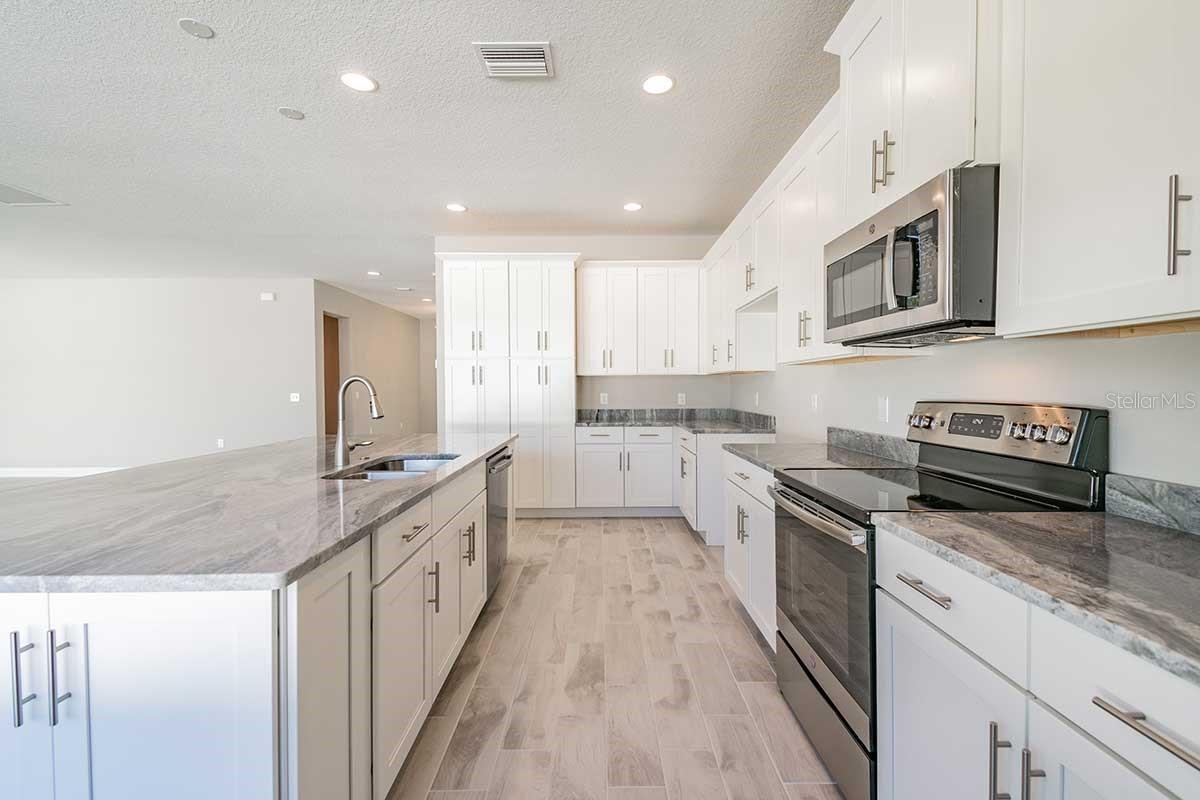 502 N BEVERLY AVE — photo 3