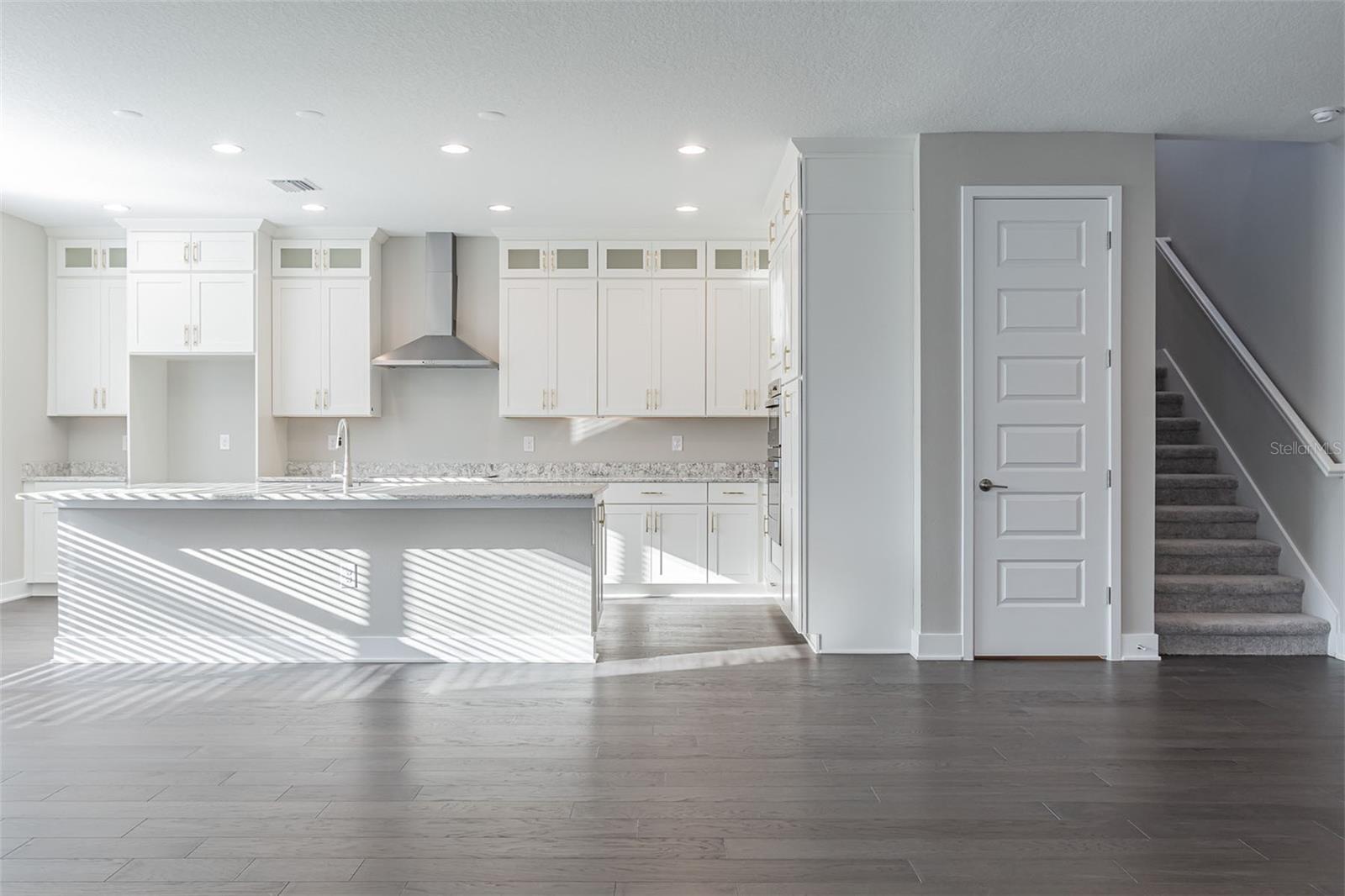 502 N BEVERLY AVE — photo 2