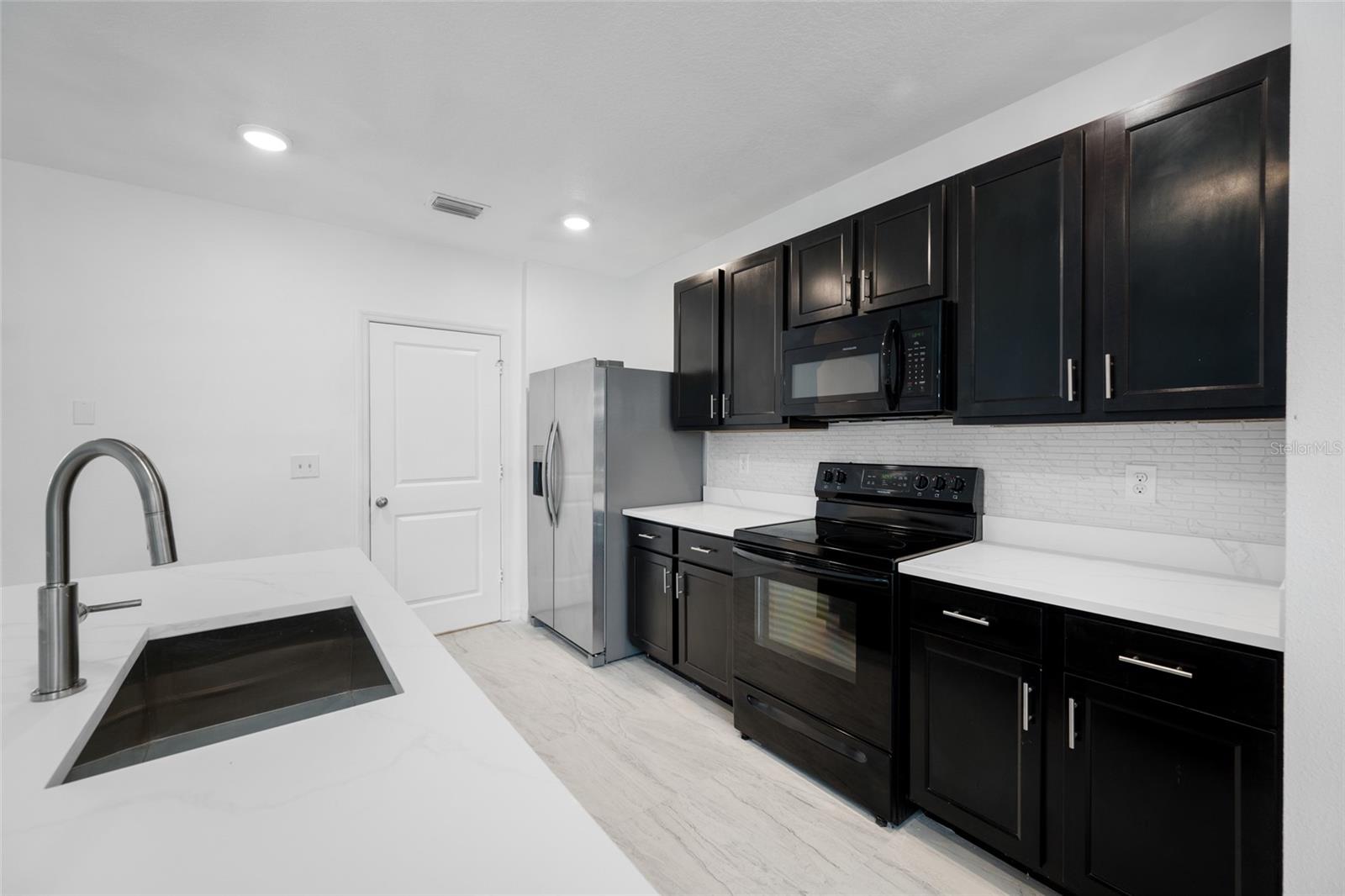 605 BLUE POINT DR — photo 8