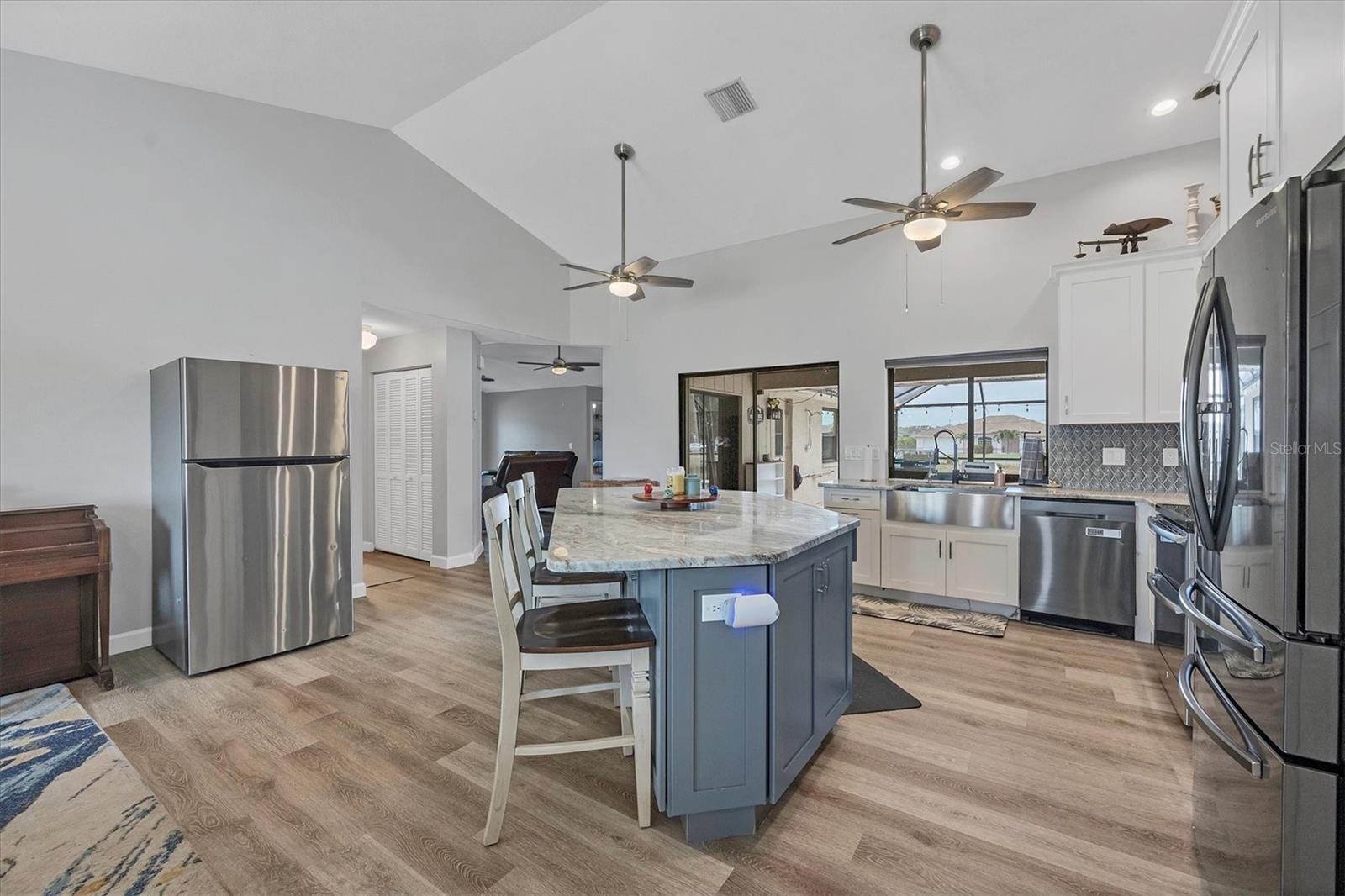 660 GILLESPIE ST — photo 15