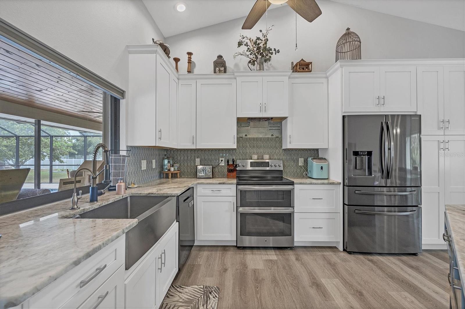 660 GILLESPIE ST — photo 12