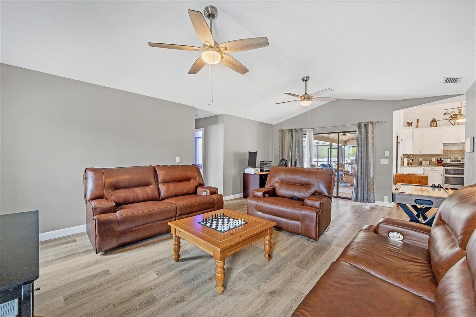 660 GILLESPIE ST — photo 8