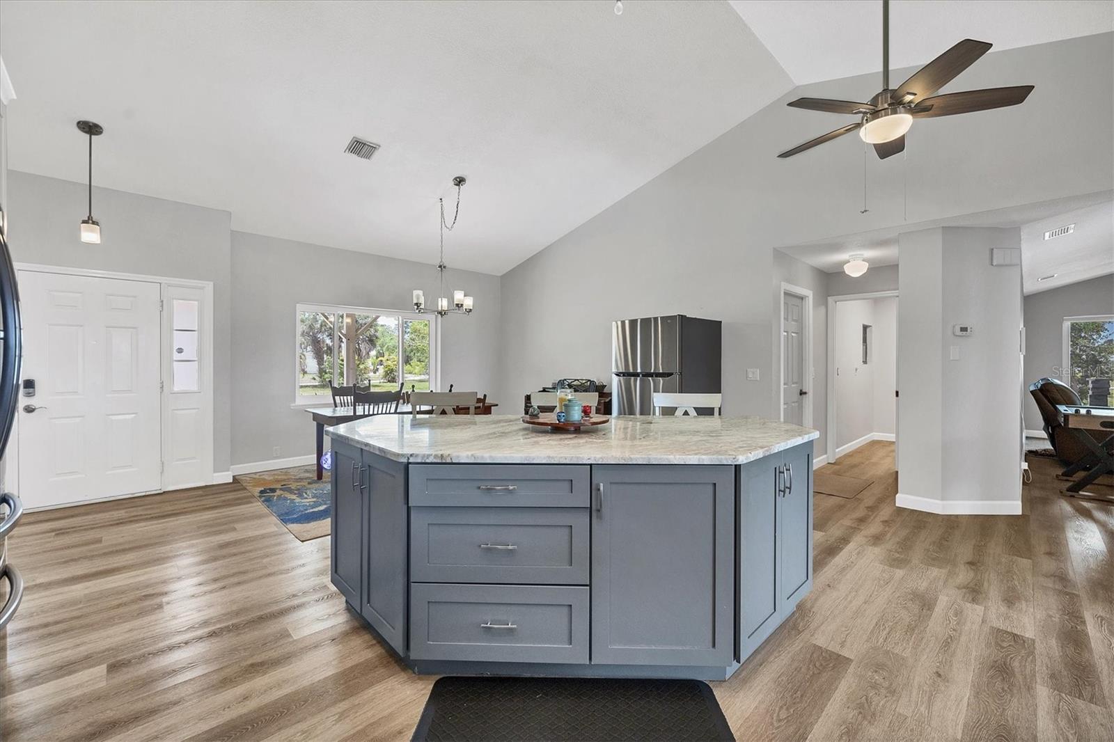 660 GILLESPIE ST — photo 14