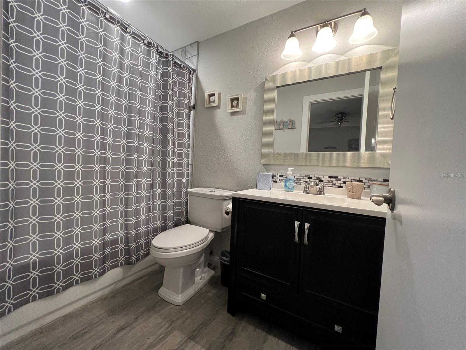 1404 N SATURN AVE — photo 18