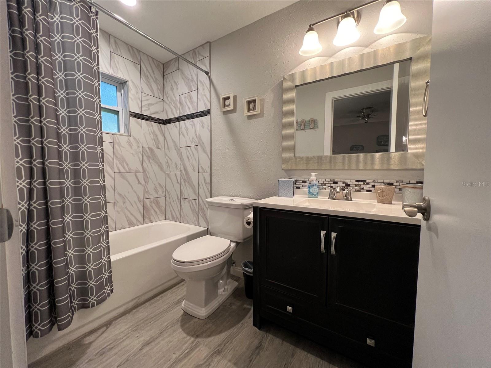 1404 N SATURN AVE — photo 17