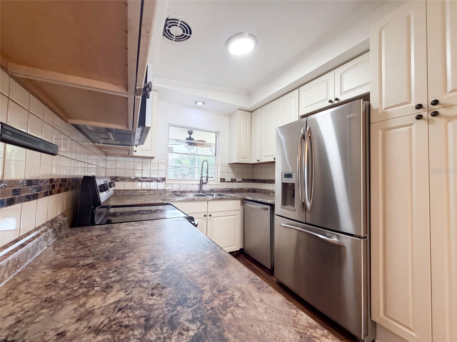 409 BERWICK AVE — photo 3