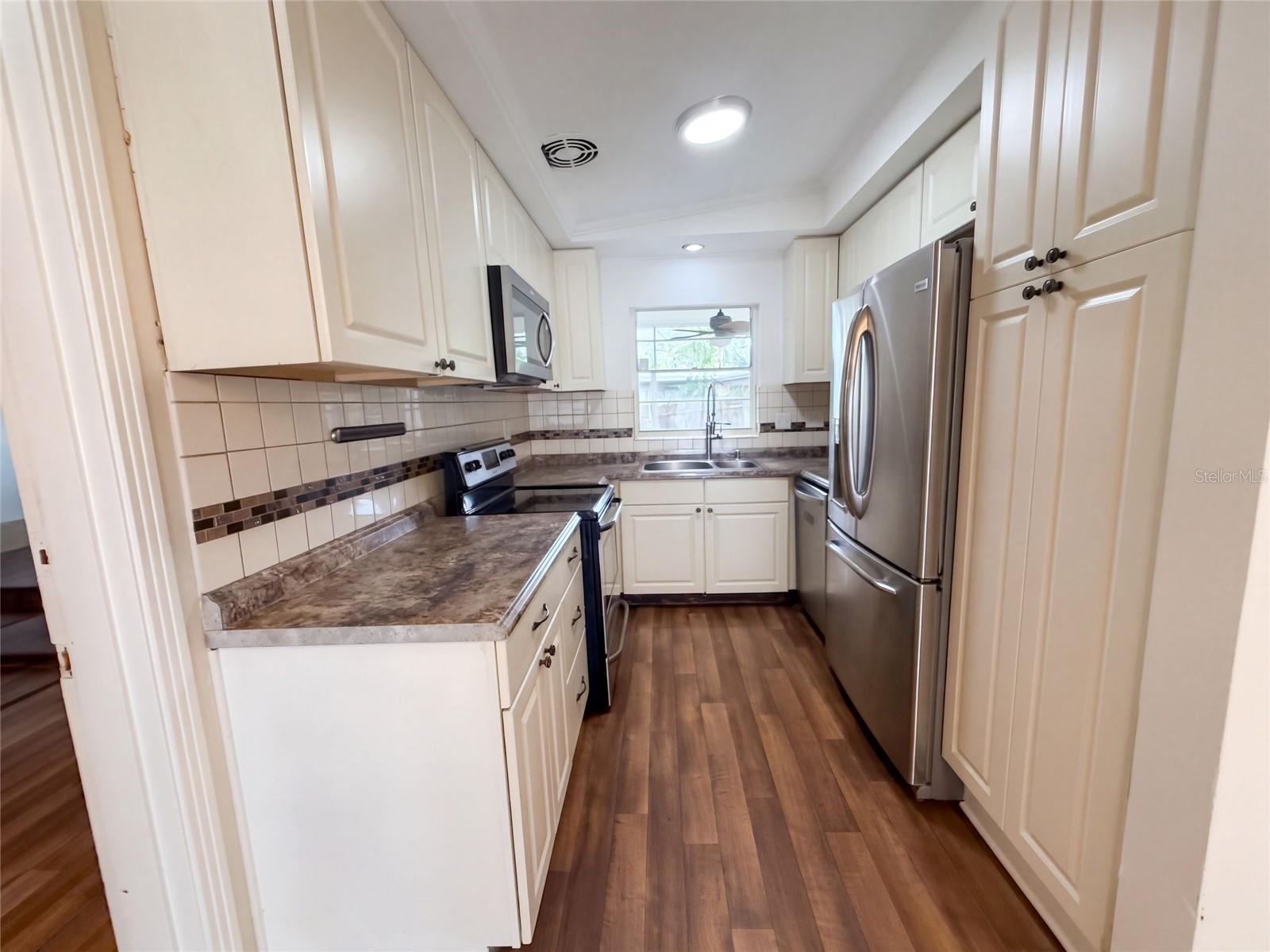 409 BERWICK AVE — photo 6