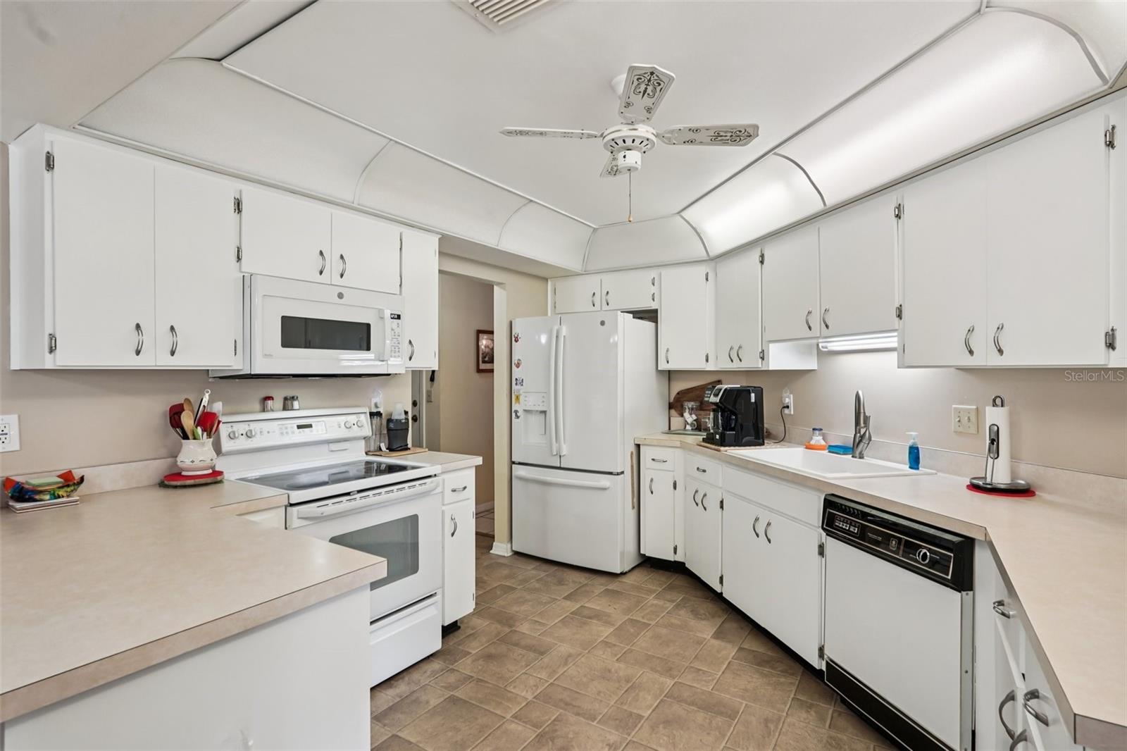 1805 NEW BEDFORD DR — photo 13