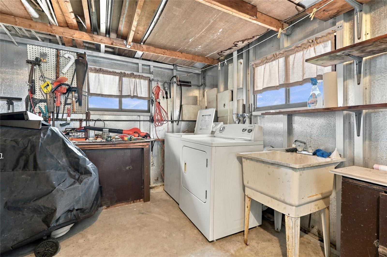 266 CAMELOT DR — photo 34