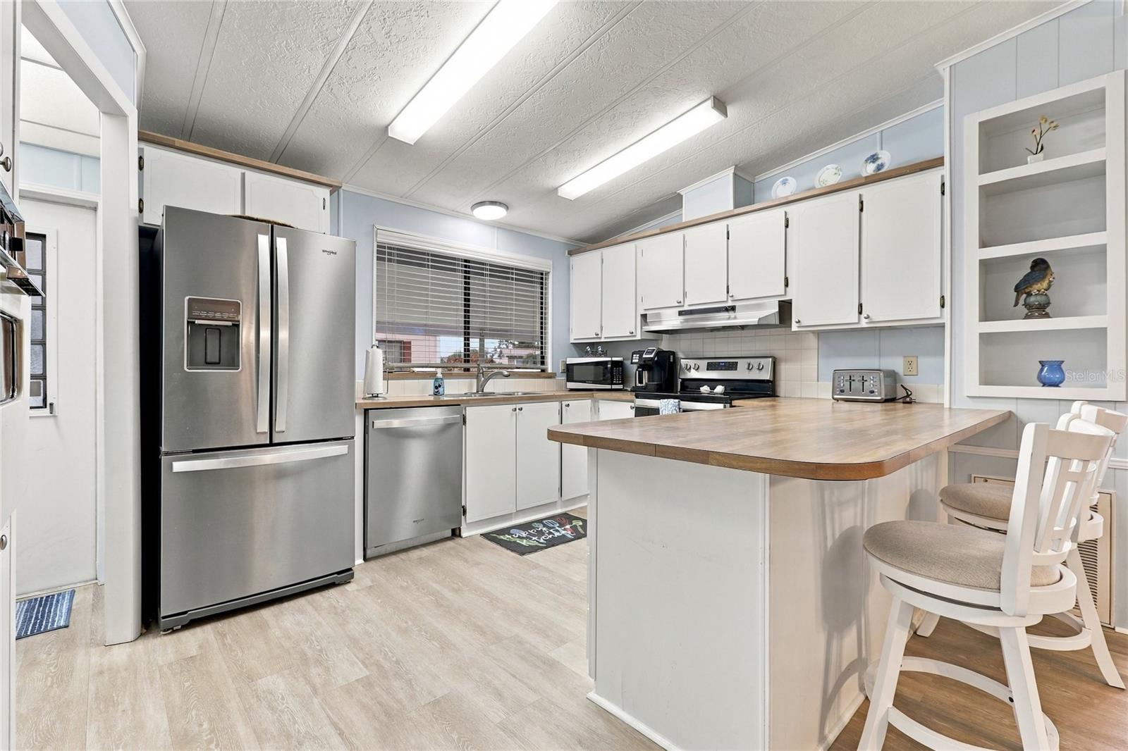 266 CAMELOT DR — photo 13