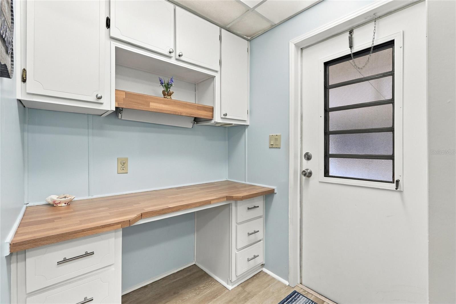 266 CAMELOT DR — photo 18