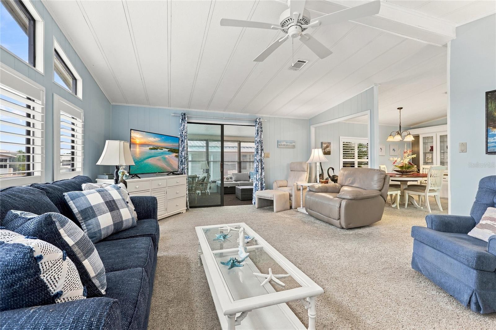 266 CAMELOT DR — photo 10