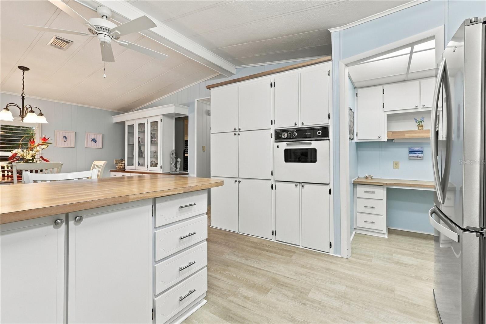 266 CAMELOT DR — photo 15