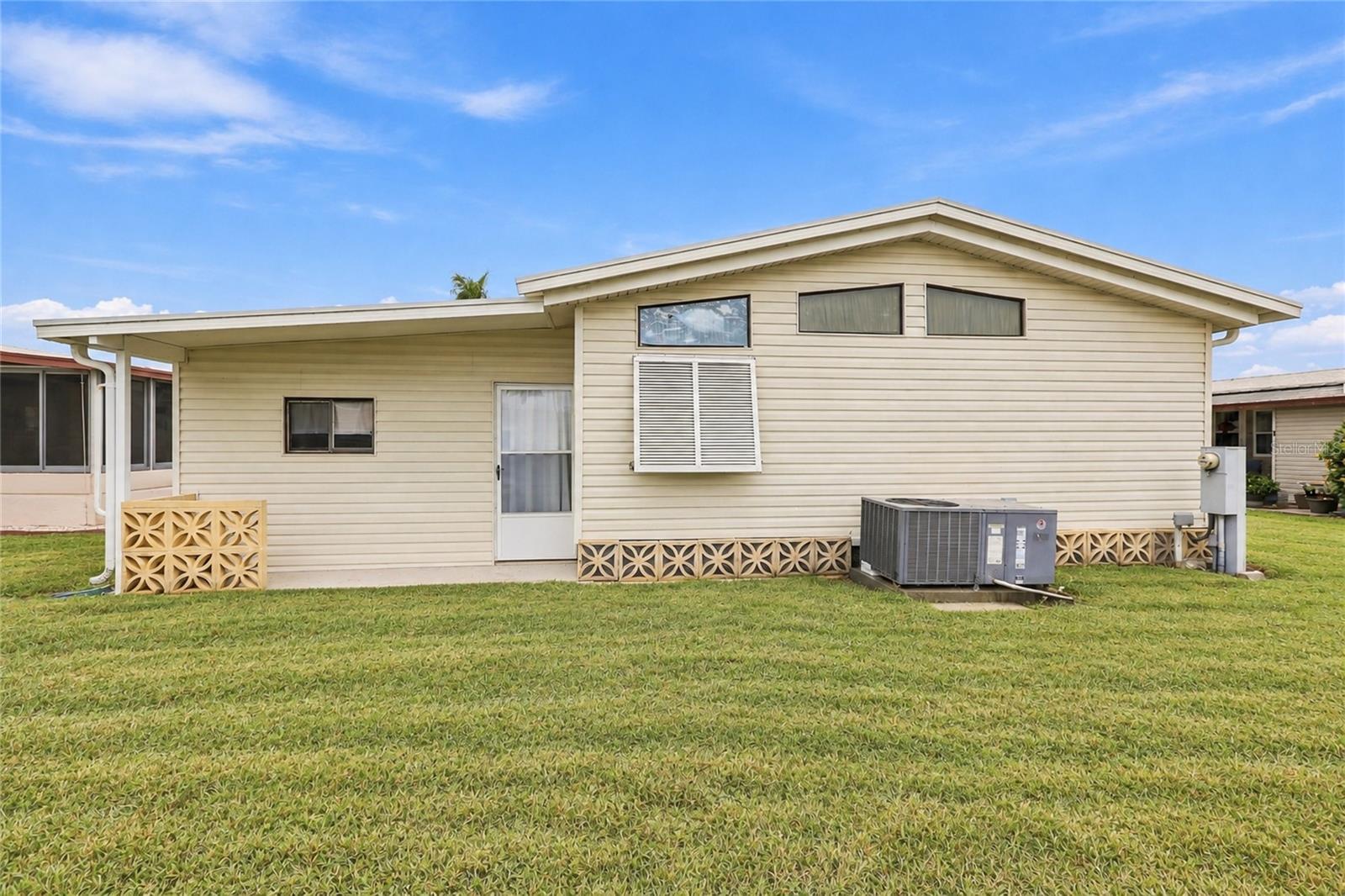 266 CAMELOT DR — photo 31
