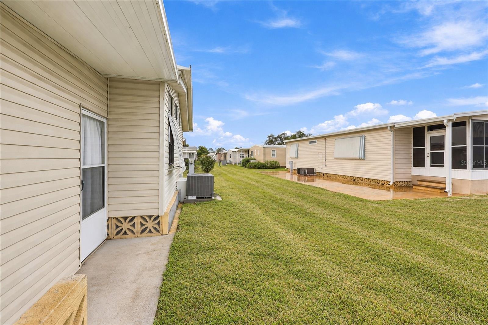 266 CAMELOT DR — photo 39