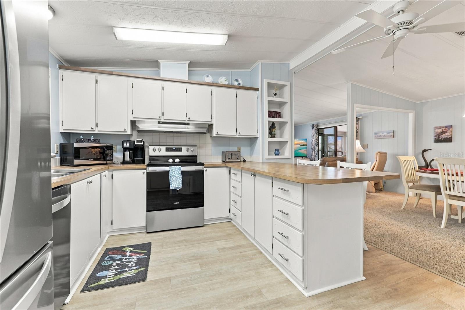 266 CAMELOT DR — photo 14