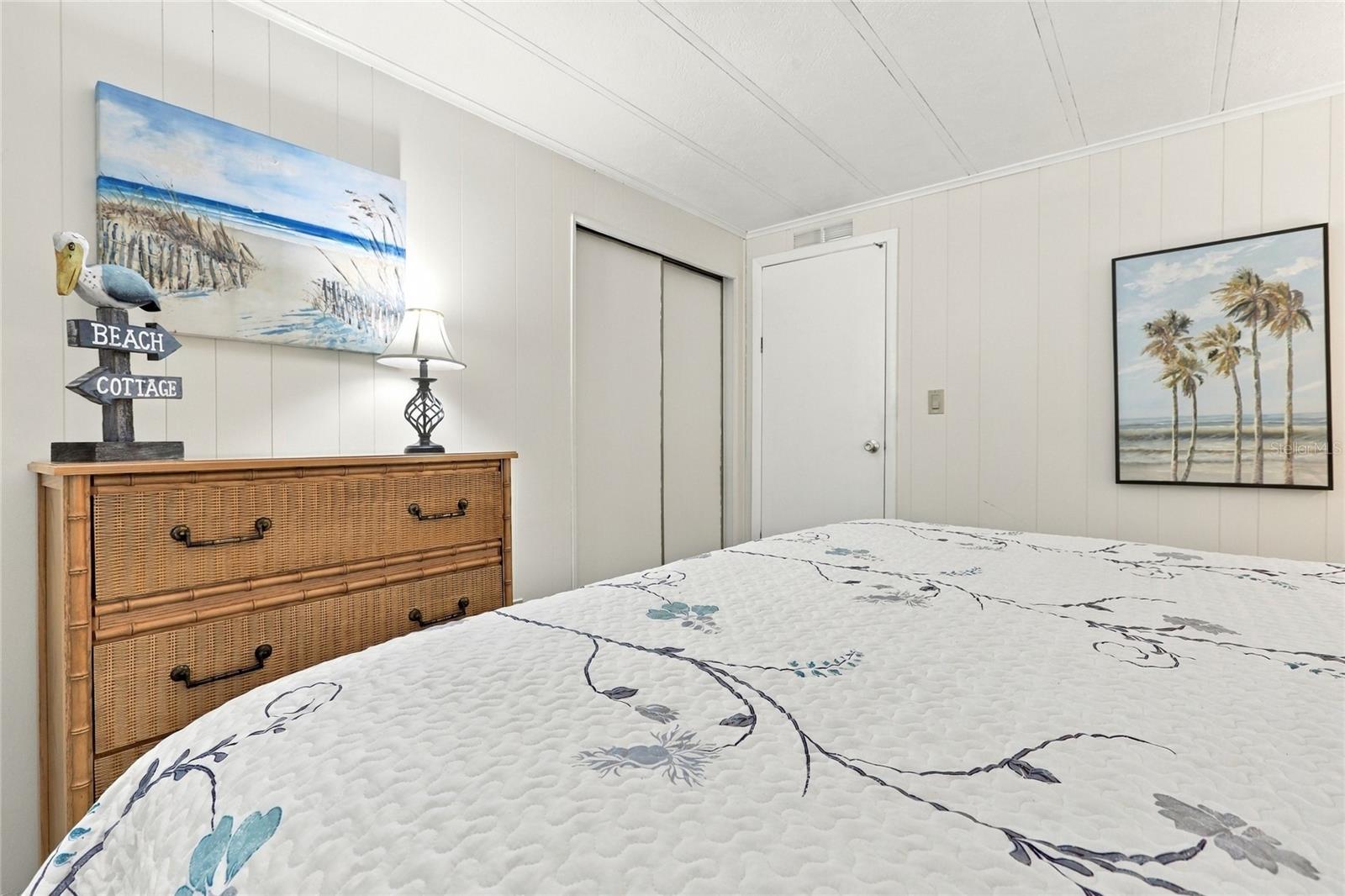 266 CAMELOT DR — photo 20