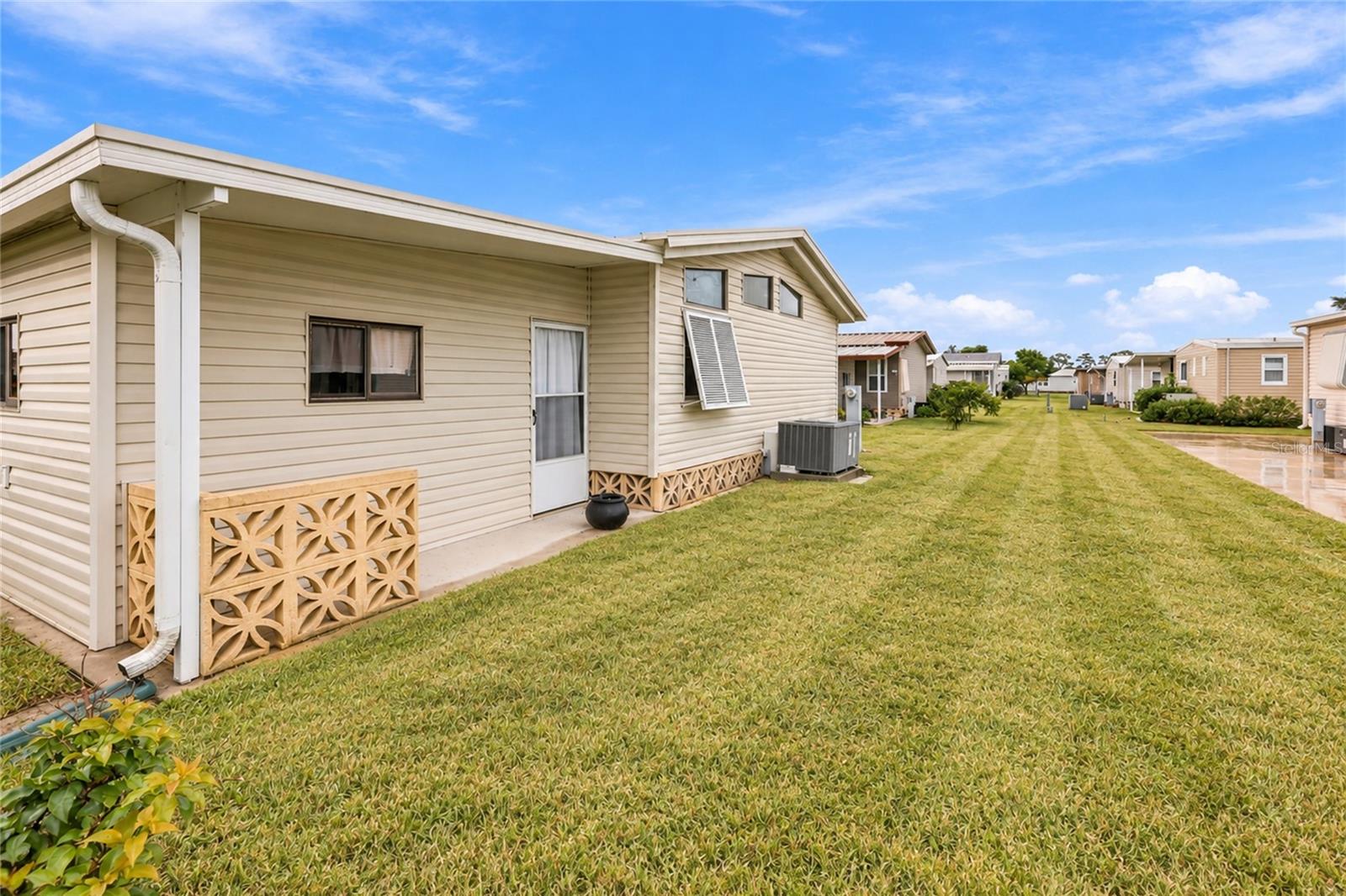 266 CAMELOT DR — photo 4