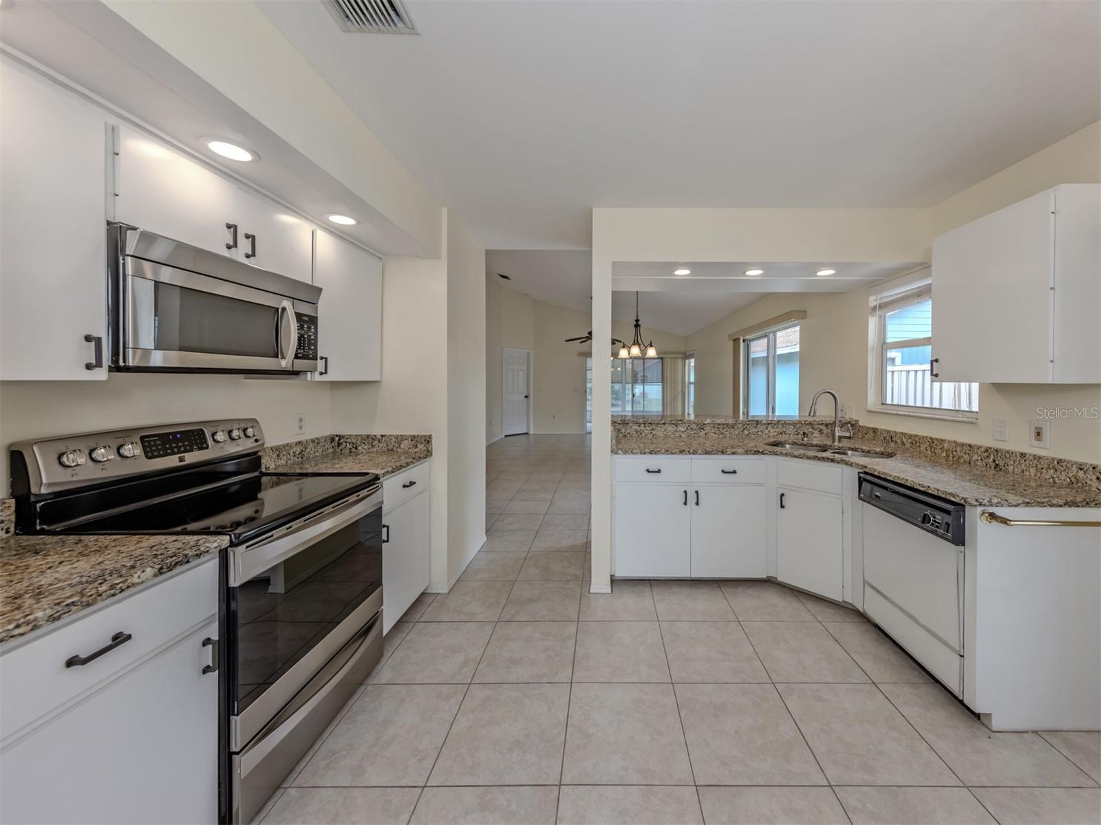 860 CHATHAM DR #860 — photo 14