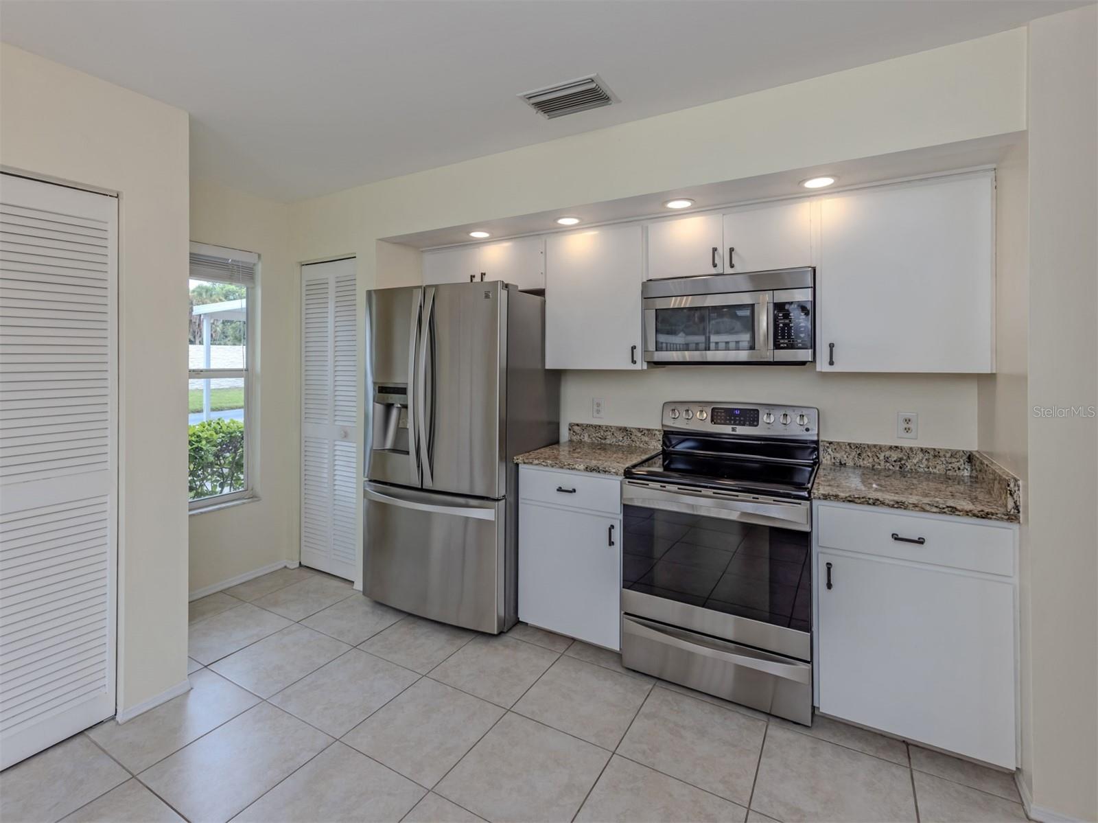 860 CHATHAM DR #860 — photo 13