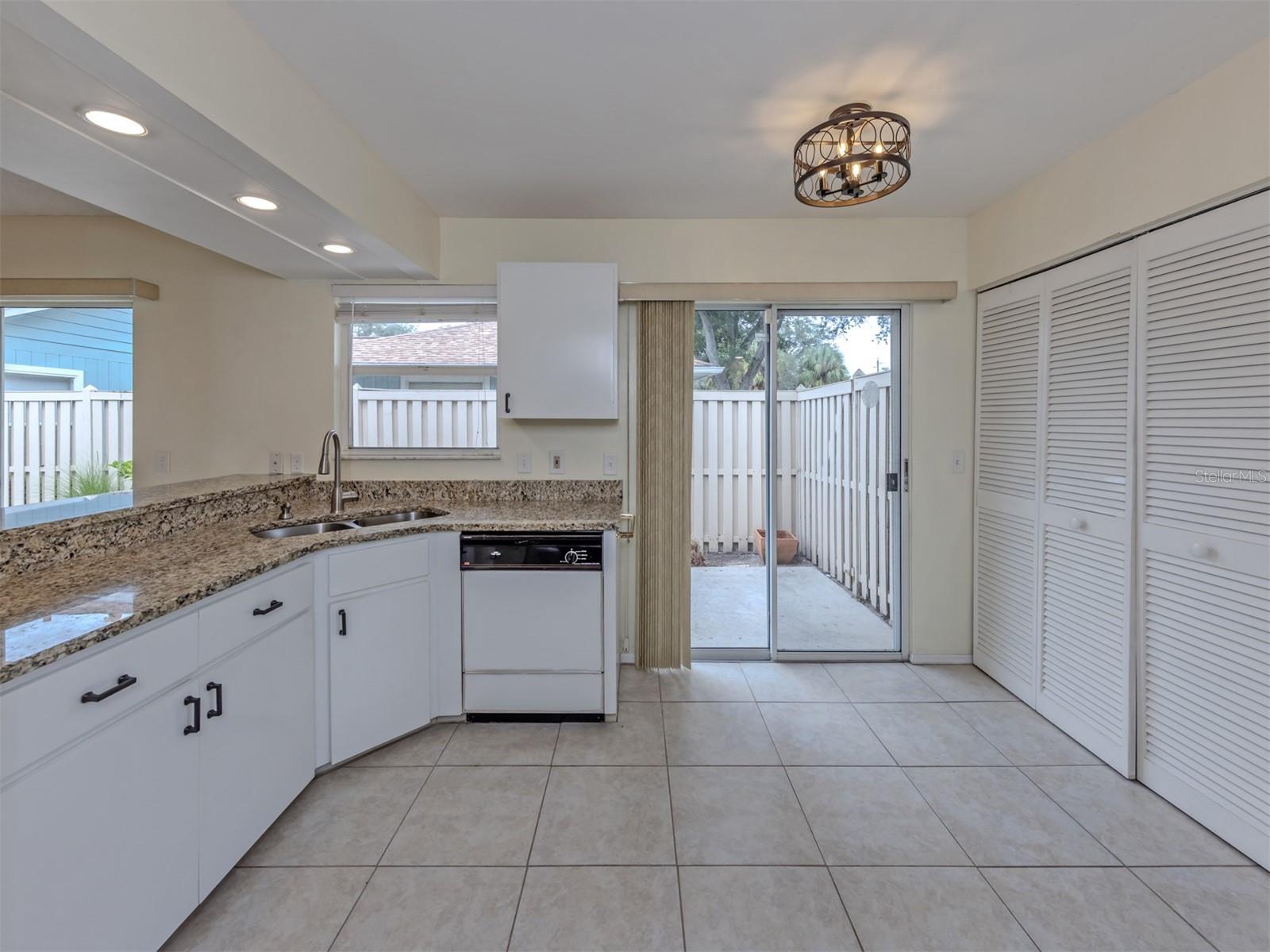 860 CHATHAM DR #860 — photo 12