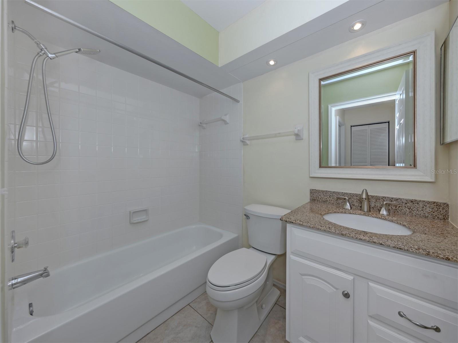 860 CHATHAM DR #860 — photo 17