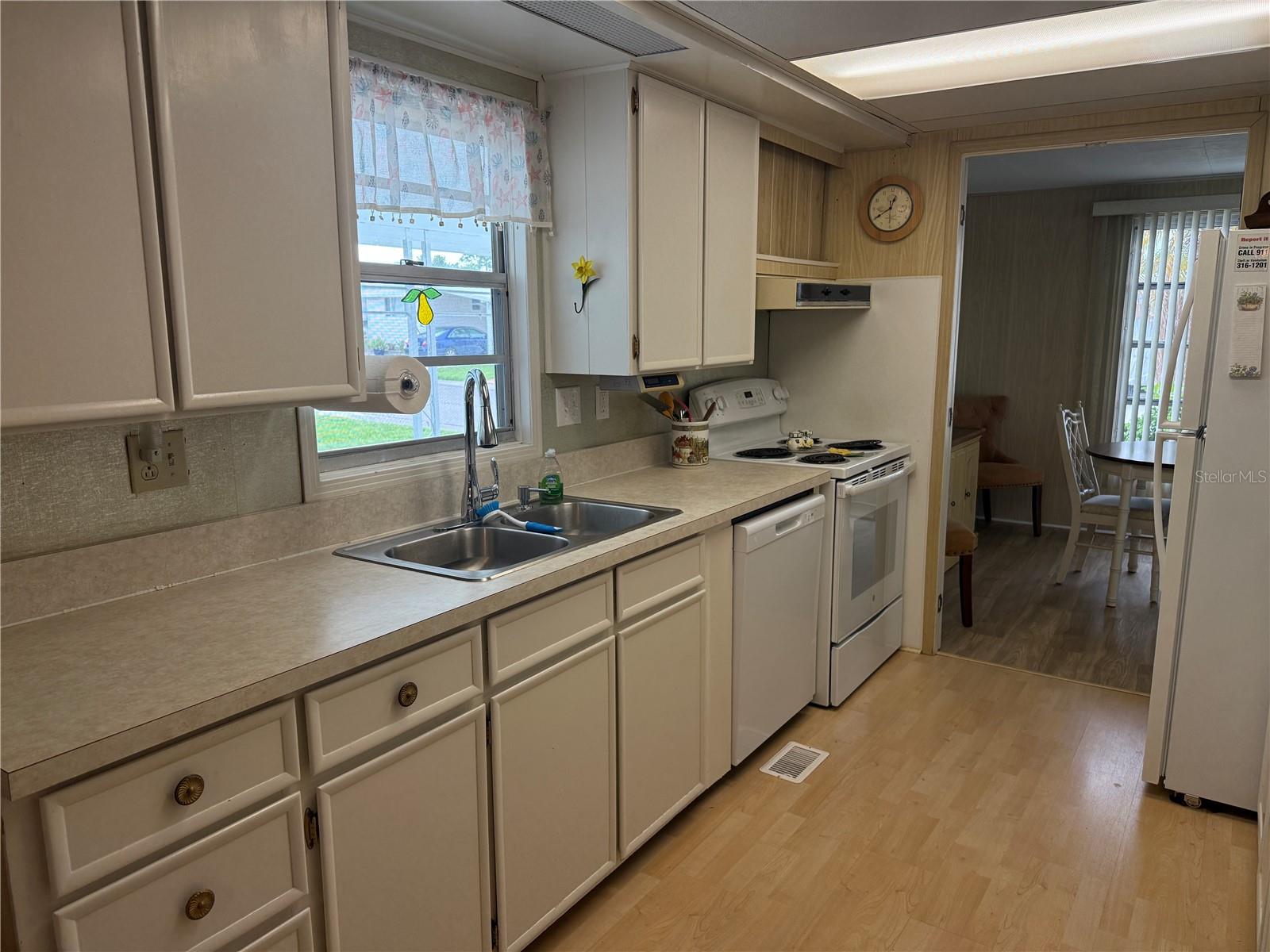 651 IRIS DR — photo 6