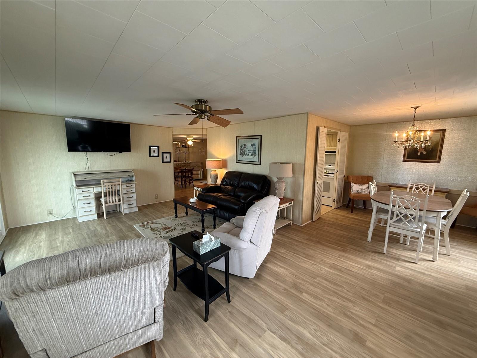 651 IRIS DR — photo 10
