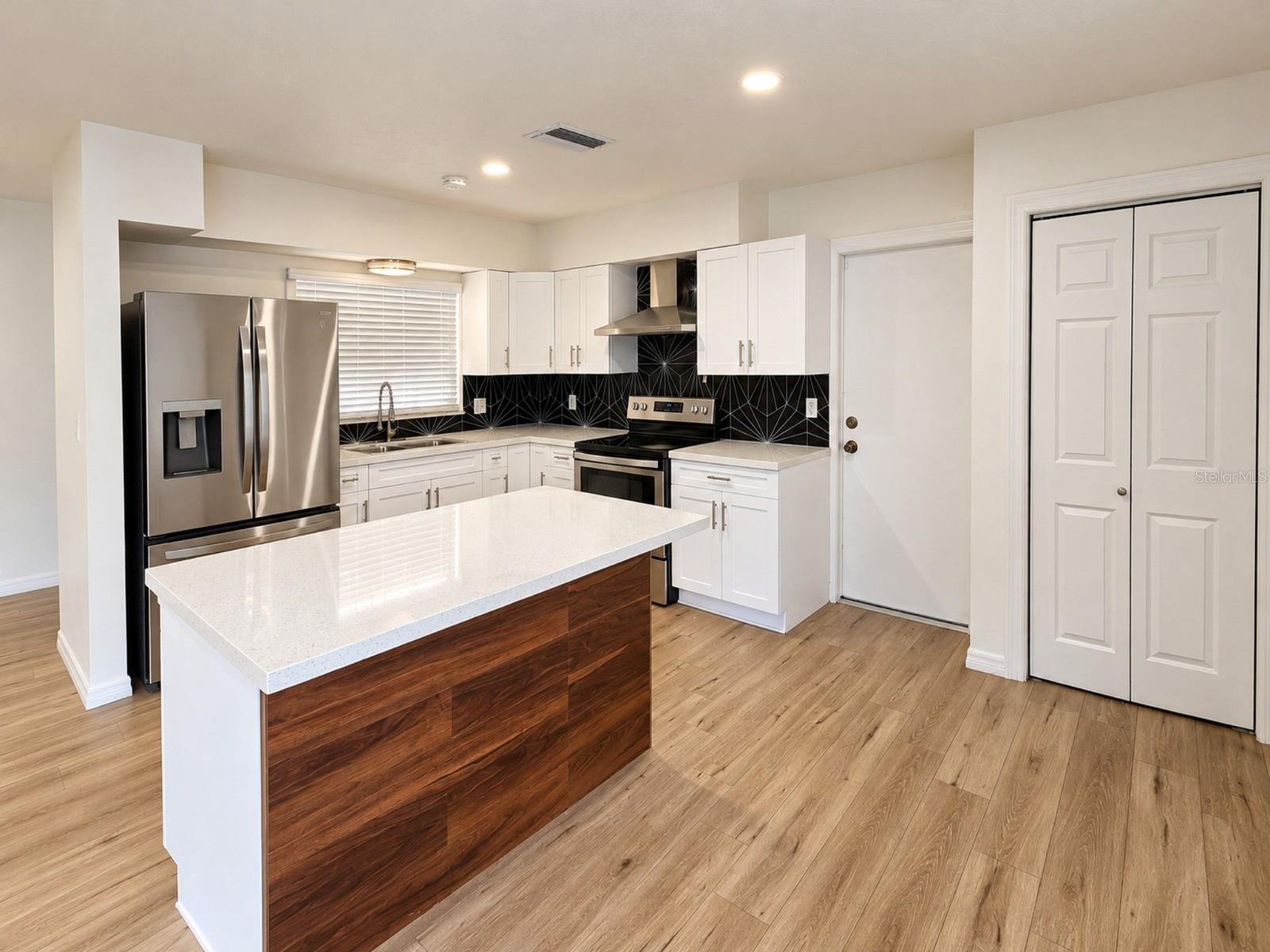 4437 DOLPHIN DR — photo 4