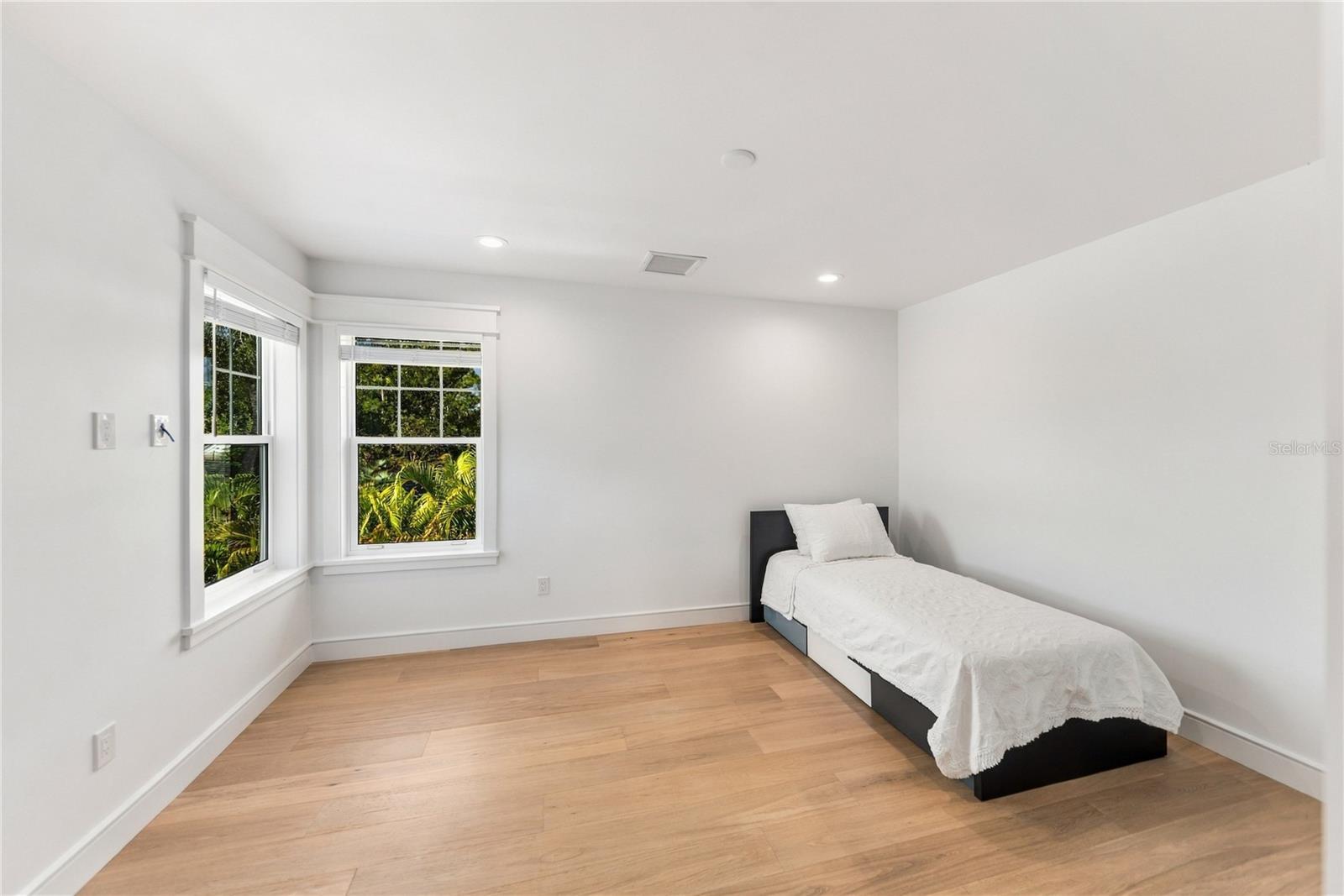 2258 HILLVIEW ST — photo 39