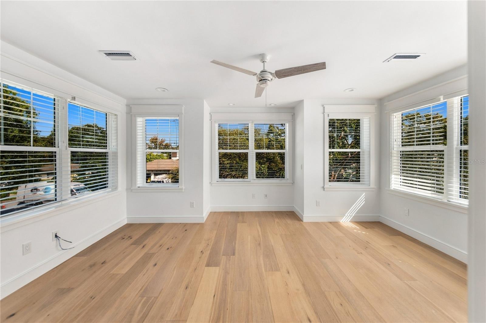 2258 HILLVIEW ST — photo 33