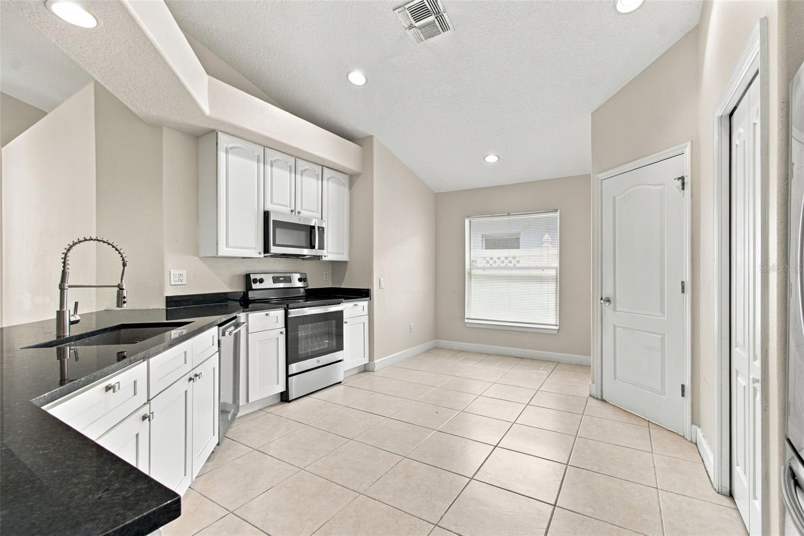 16207 ASHLEY PARK PL — photo 38