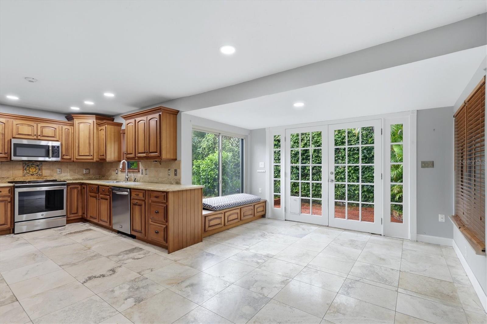 1800 ALTA VISTA ST — photo 15