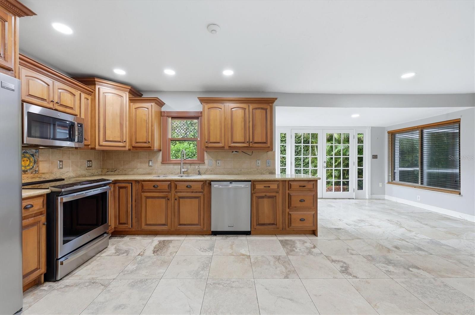 1800 ALTA VISTA ST — photo 17