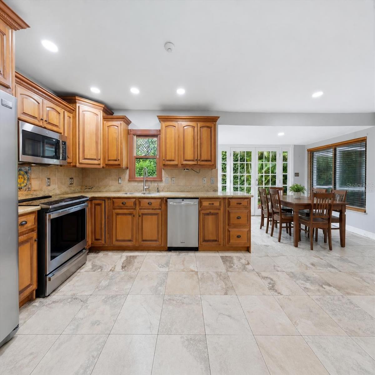 1800 ALTA VISTA ST — photo 16