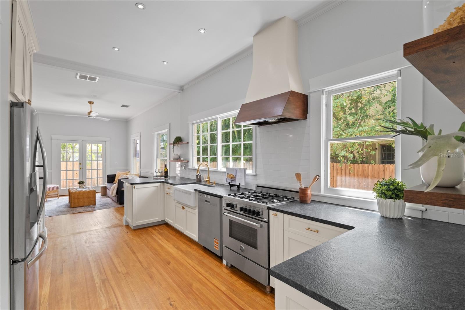 2410 W JETTON AVE — photo 8