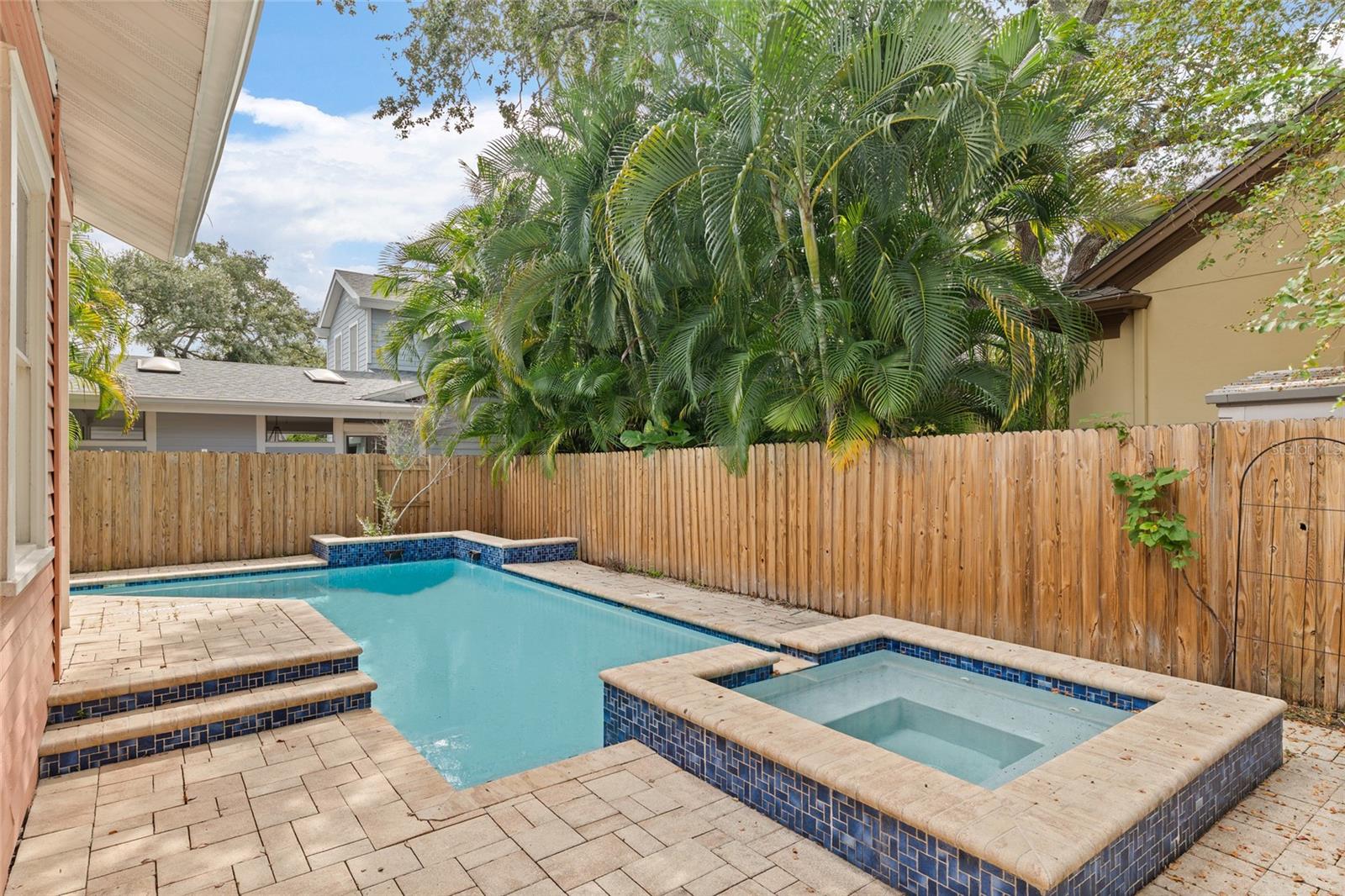 2410 W JETTON AVE — photo 2