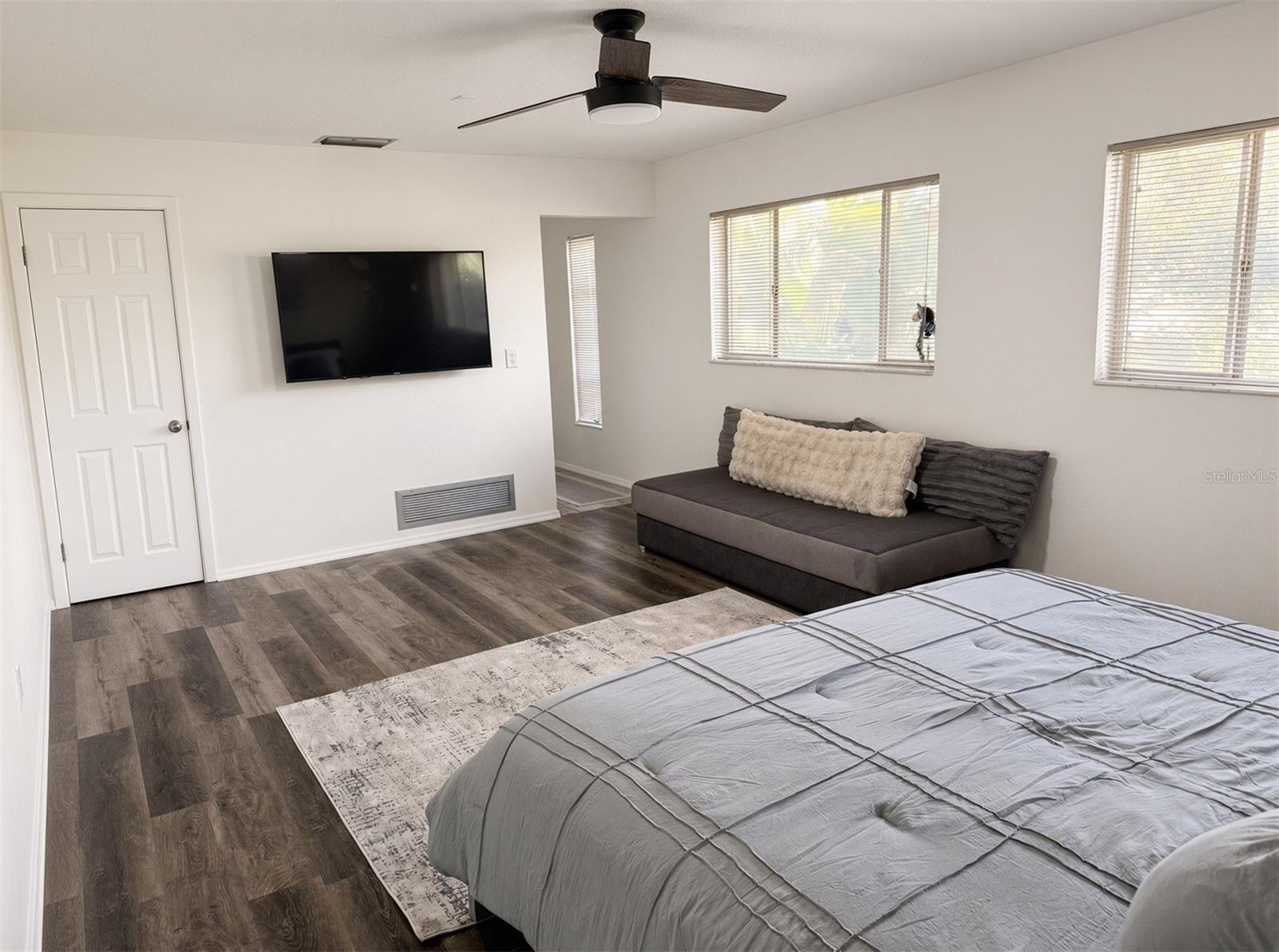 470 RUBENS DR E — photo 13