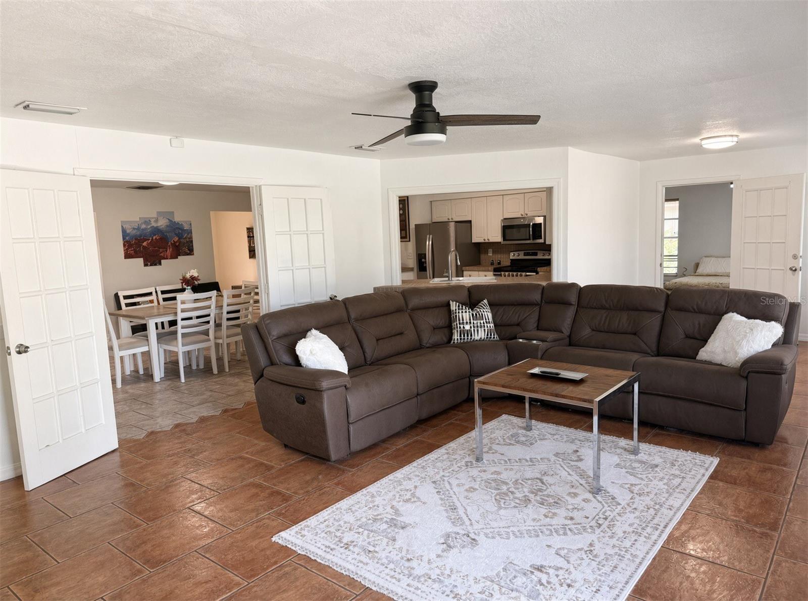 470 RUBENS DR E — photo 11