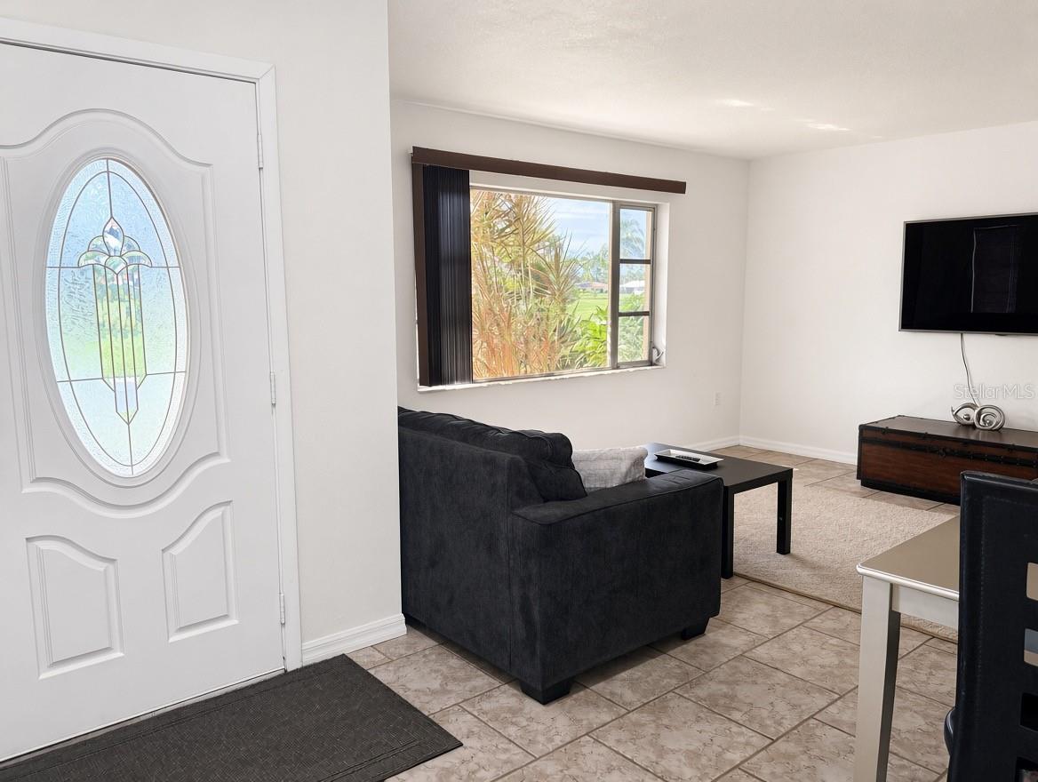 470 RUBENS DR E — photo 3