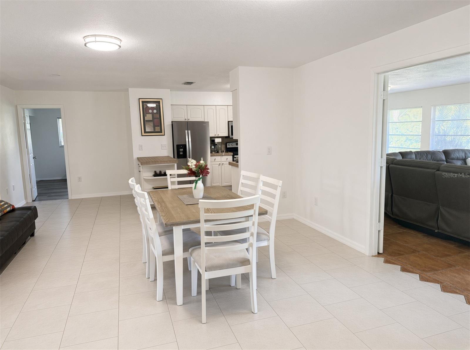 470 RUBENS DR E — photo 8