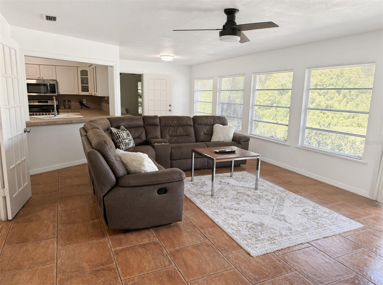 470 RUBENS DR E — photo 10