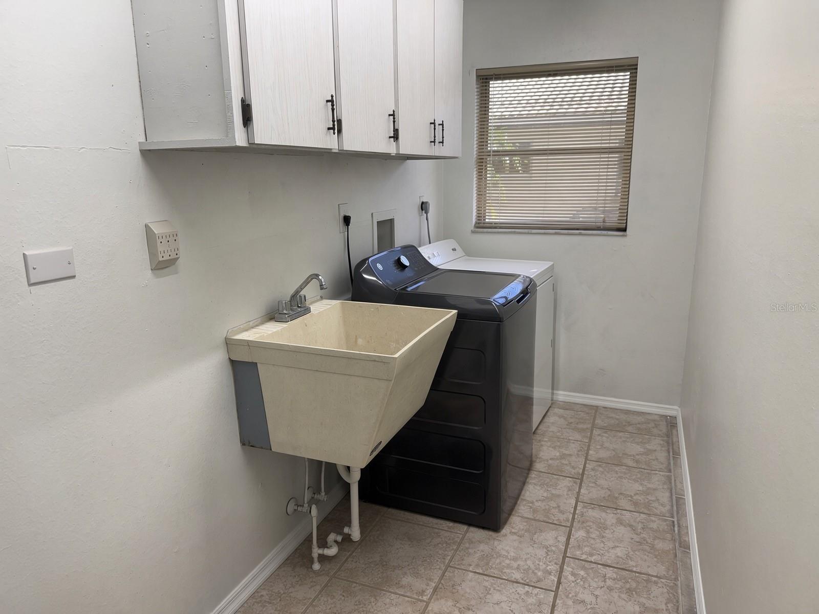 470 RUBENS DR E — photo 22