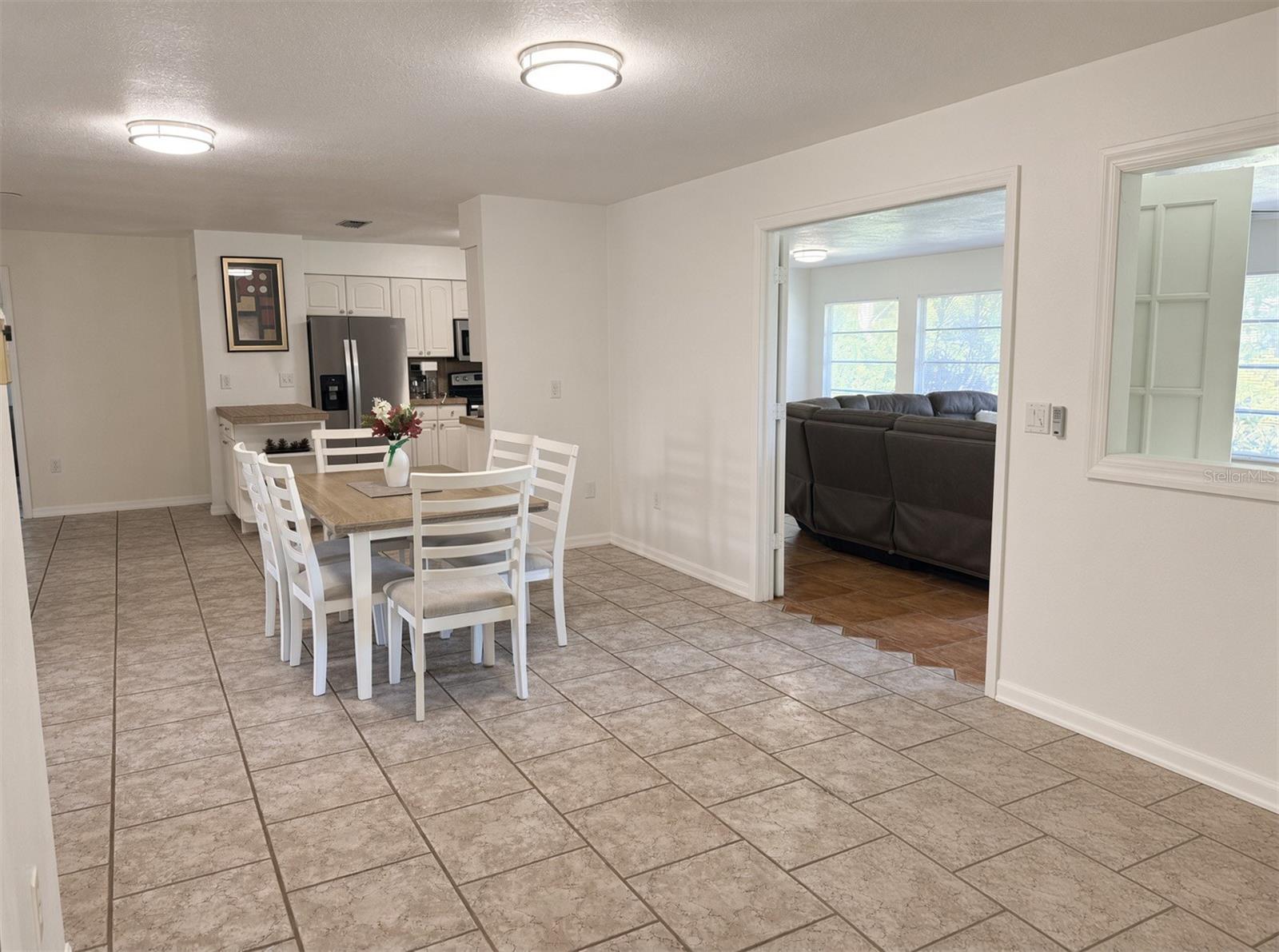 470 RUBENS DR E — photo 9