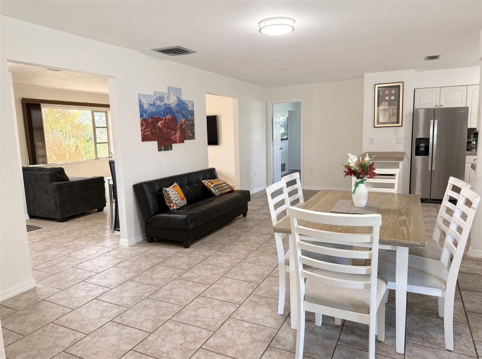 470 RUBENS DR E — photo 2